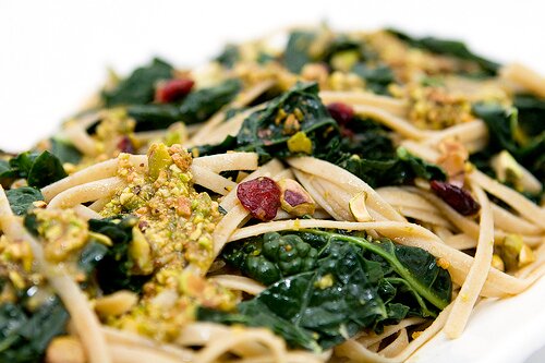 Whole Grain Linguine with Kale, Dried Cranberries, and Pistachio Sauce | www.spachethespatula.com #recipe