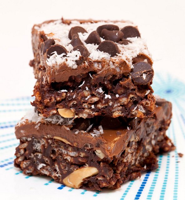 No Bake Chocolate Peanut Butter Crispies (Vegan) | www.spachethespatula.com #recipe