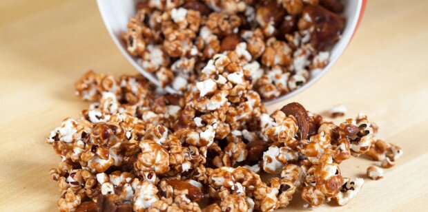Chocolate Almond Popcorn | www.spachethespatula.com #recipe