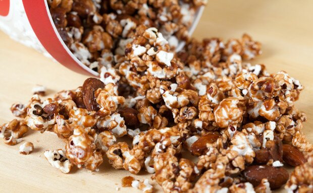 Chocolate Almond Popcorn | www.spachethespatula.com #recipe