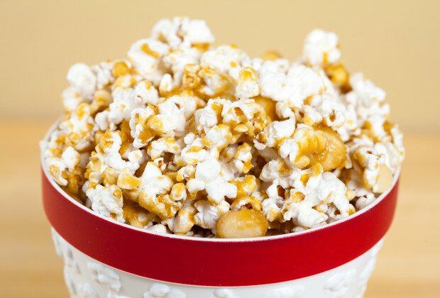 Macadamia Butter Crunch Popcorn | www.spachethespatula.com #recipe