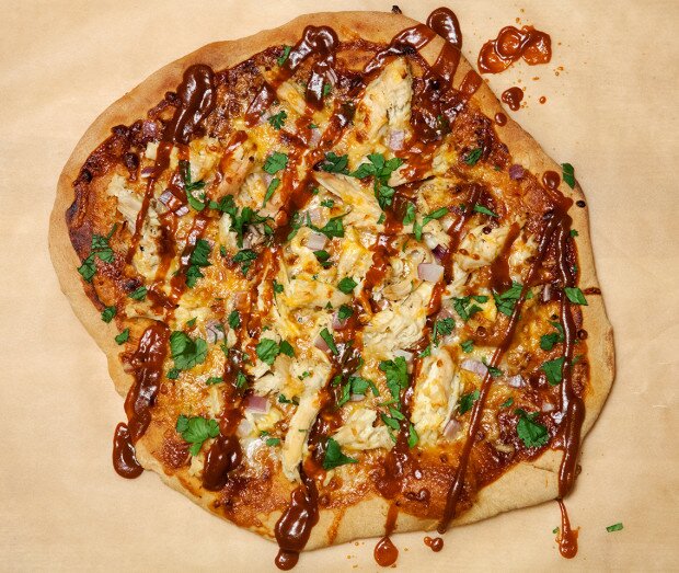 BBQ Chicken & Cheddar Pizza | www.spachethespatula.com #recipe