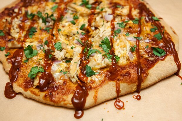 BBQ Chicken & Cheddar Pizza | www.spachethespatula.com #recipe