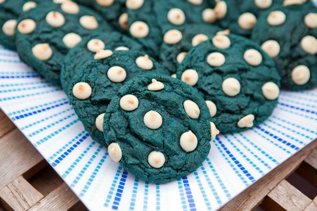 Blue Velvet White Chocolate Chip Cookies | www.spachethespatula.com #recipe