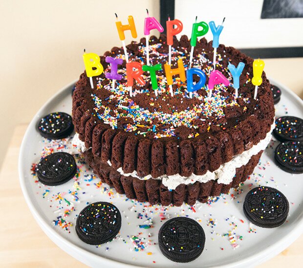 Giant Oreo Cake | www.spachethespatula.com #recipe