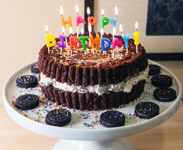 Giant Oreo Cake | www.spachethespatula.com #recipe