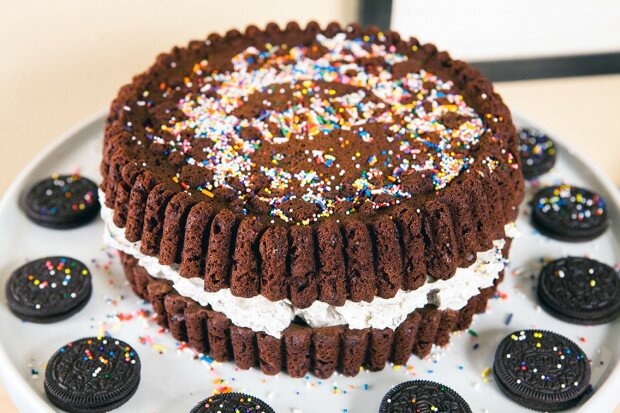 Giant Oreo Cake | www.spachethespatula.com #recipe