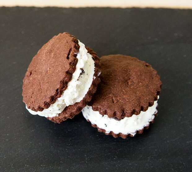 Oreo Ice Cream Sandwiches | www.spachethespatula.com #recipe