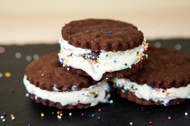 Oreo Ice Cream Sandwiches | www.spachethespatula.com #recipe