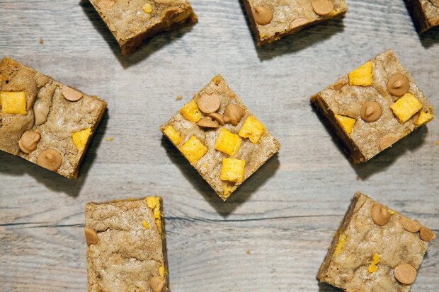 Peanut Butter Cap'n Crunch Bars | www.spachethespatula.com #recipe