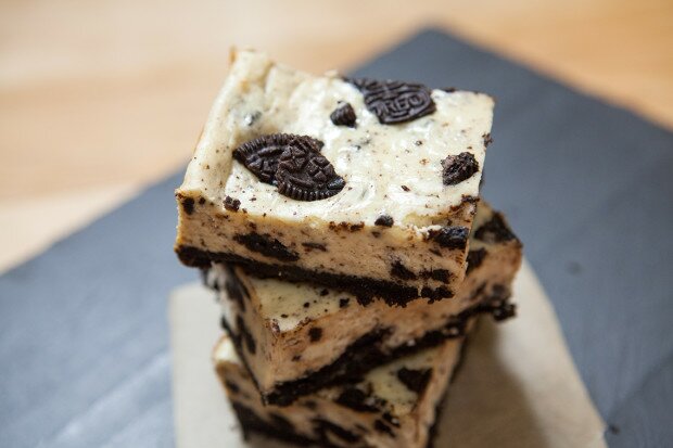Cookies N' Cream Cheesecake Bars | www.spachethespatula.com #recipe