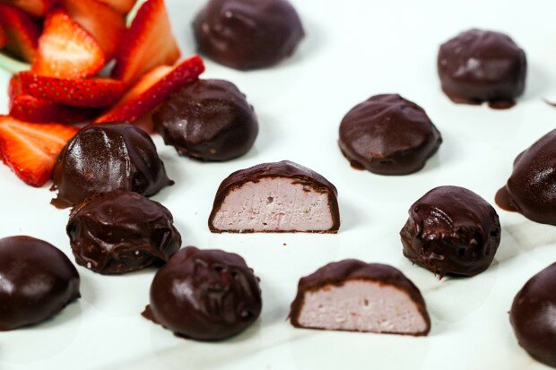 Strawberry-Coconut Truffles | www.spachethespatula.com #recipe