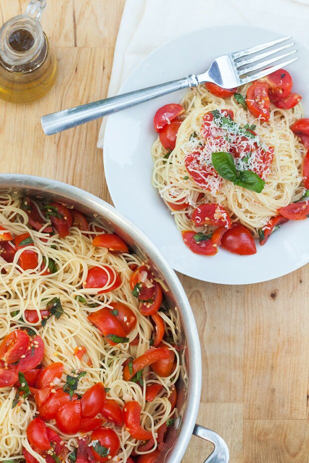 Angel Hair Pasta with Fresh Garlic Tomato Sauce | www.spachethespatula.com #recipe