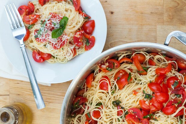 Angel Hair Pasta with Fresh Garlic Tomato Sauce | www.spachethespatula.com #recipe