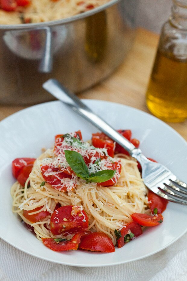 Angel Hair Pasta with Fresh Garlic Tomato Sauce | www.spachethespatula.com #recipe