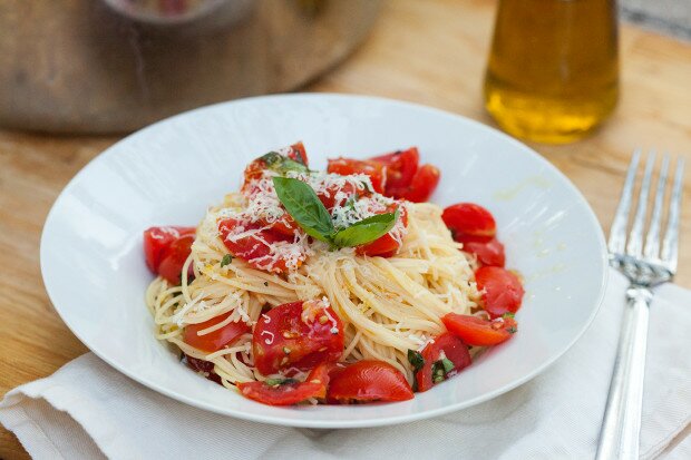 Angel Hair Pasta with Fresh Garlic Tomato Sauce | www.spachethespatula.com #recipe