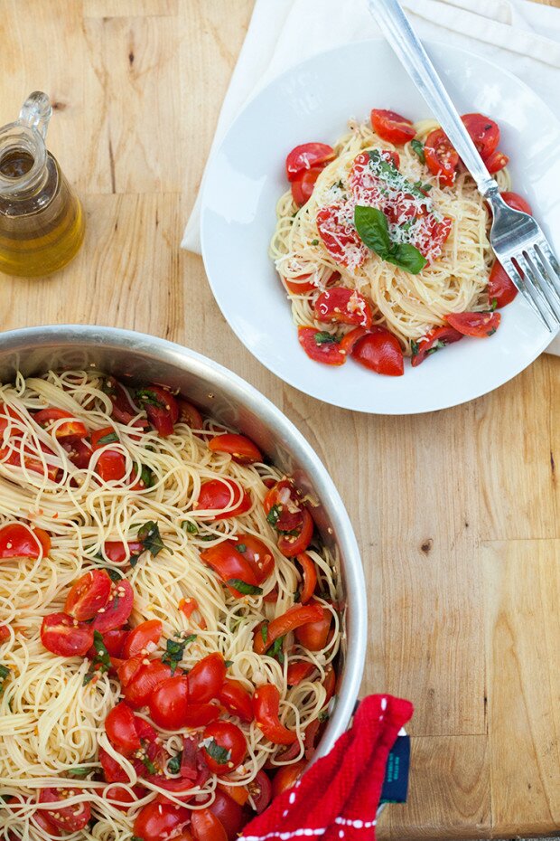 Angel Hair Pasta with Fresh Garlic Tomato Sauce | www.spachethespatula.com #recipe