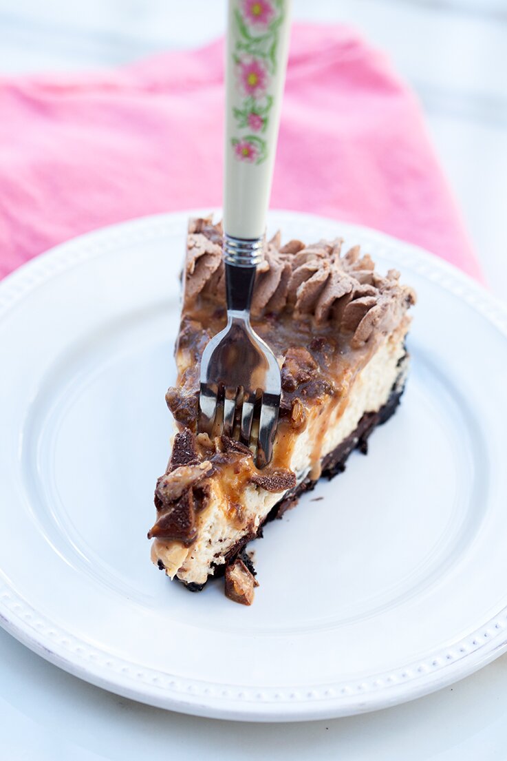 Chocolate Toffee Caramel Cheesecake | www.spachethespatula.com #recipe