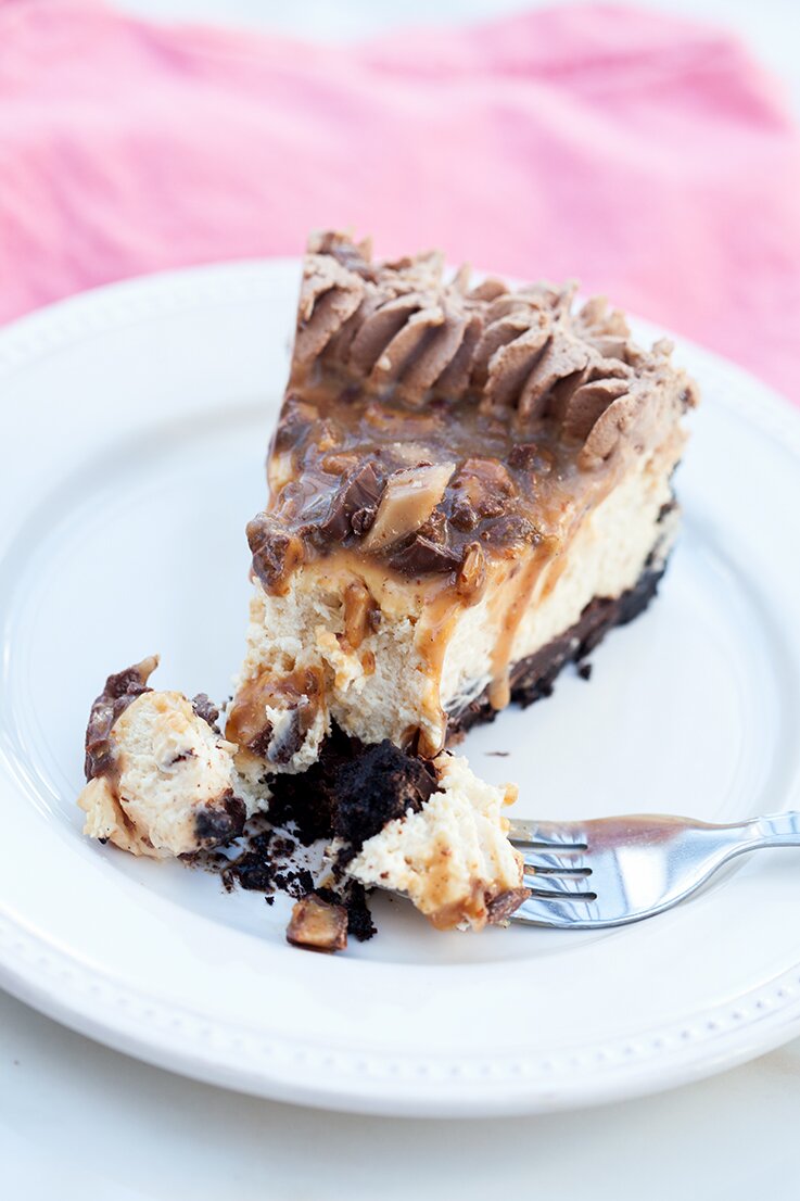 Chocolate Toffee Caramel Cheesecake | www.spachethespatula.com #recipeChocolate Toffee Caramel Cheesecake | www.spachethespatula.com #recipe
