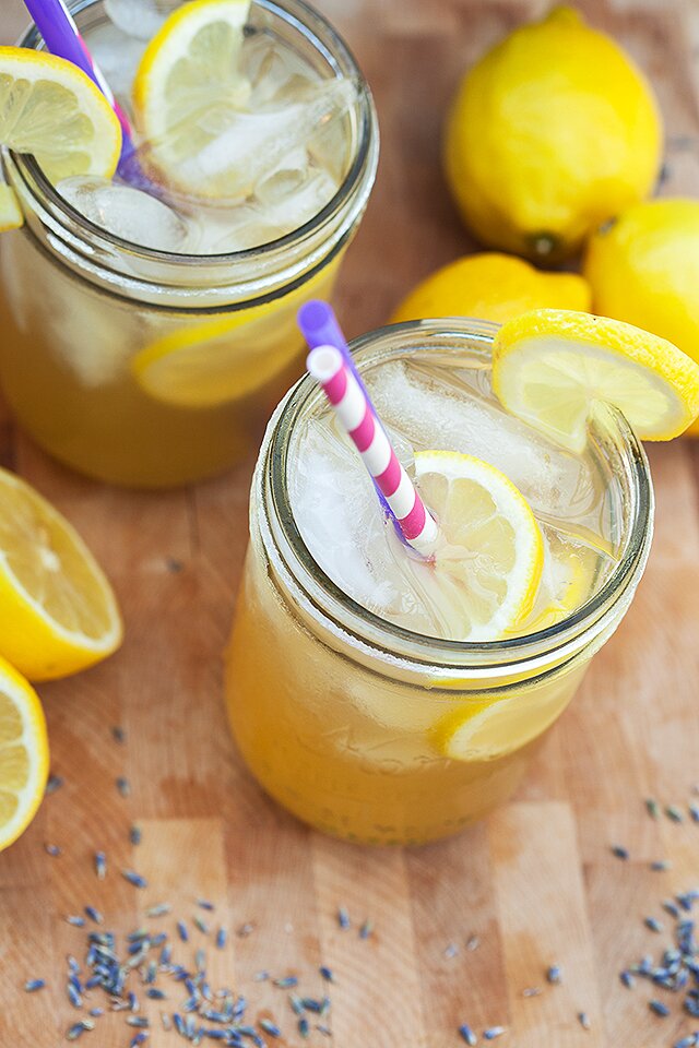Honey-Lavender Lemonade | www.spachethespatula.com #recipe