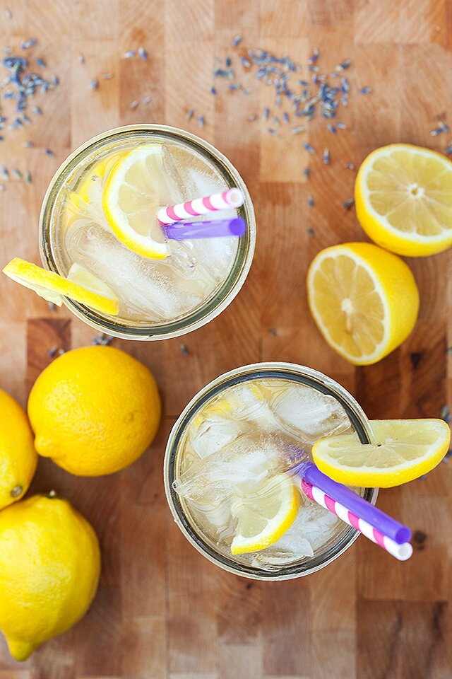 Honey-Lavender Lemonade | www.spachethespatula.com #recipe