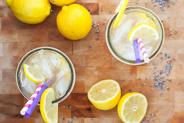 Honey-Lavender Lemonade | www.spachethespatula.com #recipe