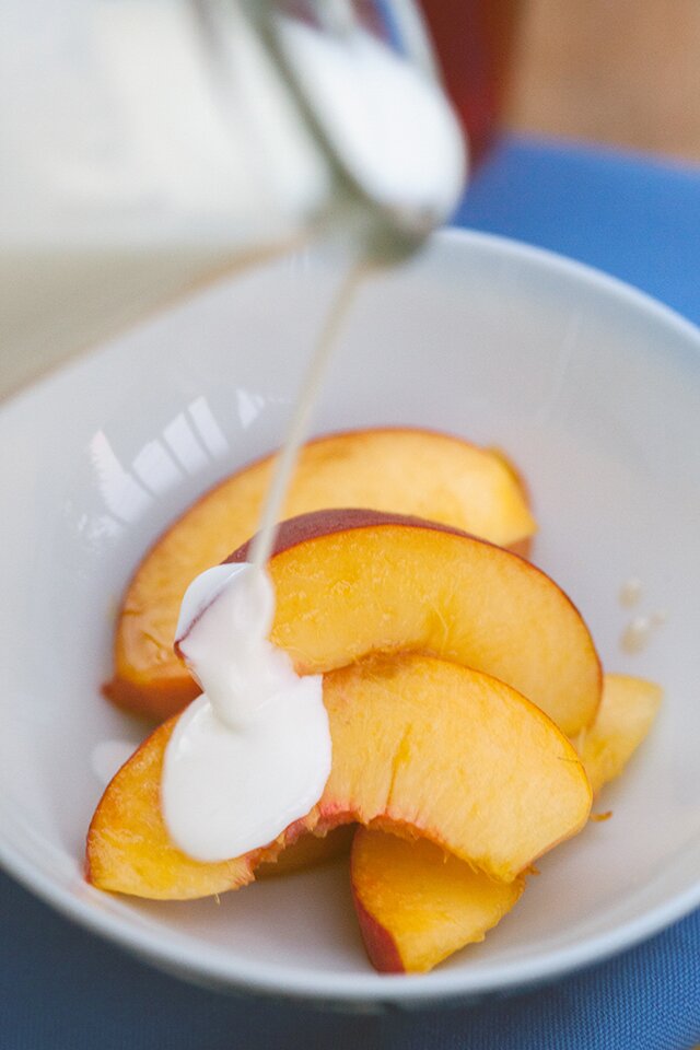 Peaches and Cream with Vanilla Bean-Zinfandel Caramel Sauce | www.spachethespatula.com #recipe
