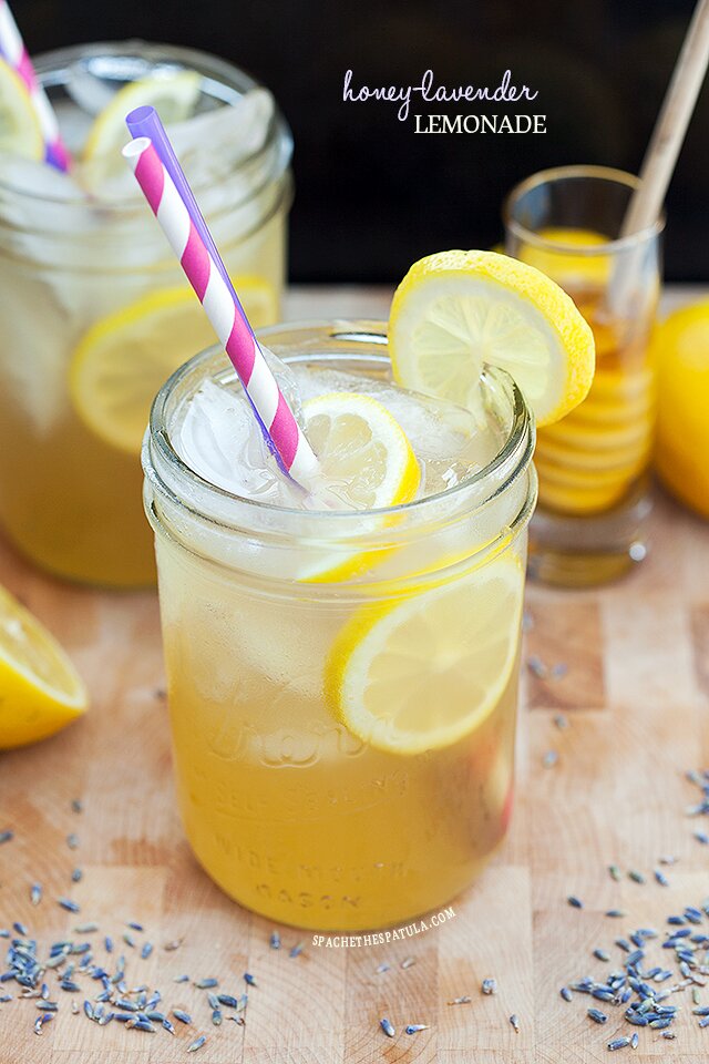 Honey-Lavender Lemonade | www.spachethespatula.com #recipe