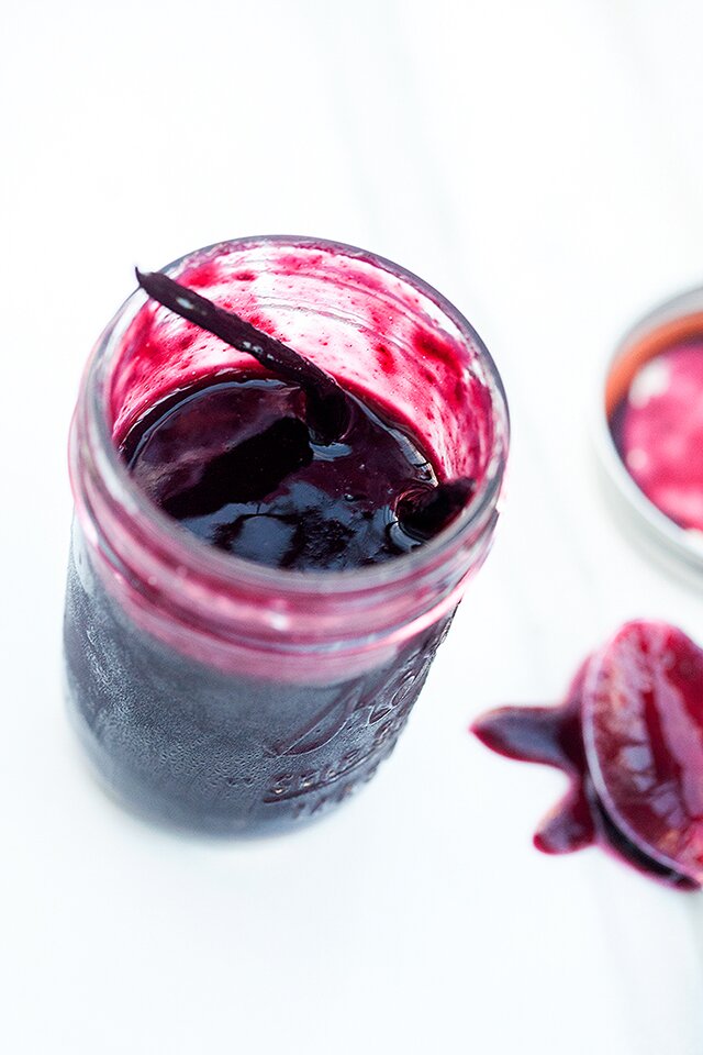 Fresh Cherry Cola Floats (with Vanilla or Chocolate Ice Cream) } www.spachethespatula.com #recipe