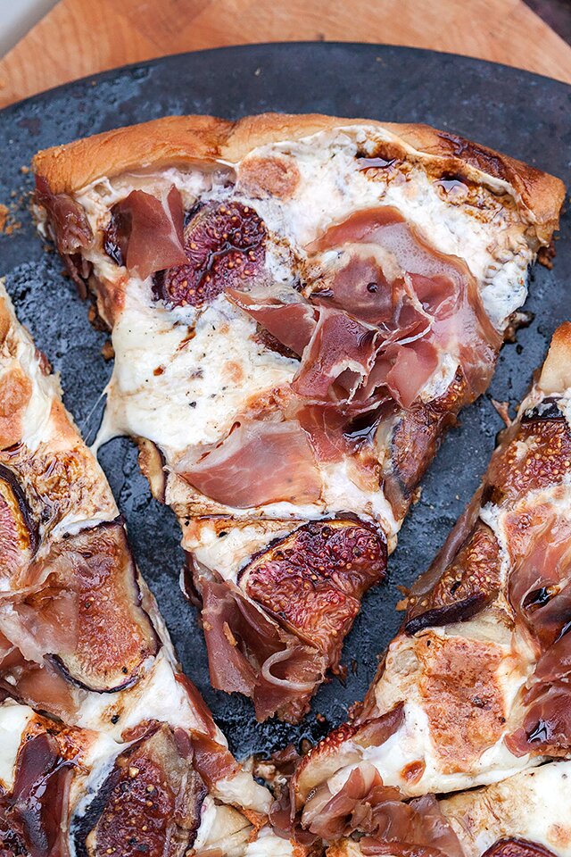 Fig and Prosciutto Pizza with Balsamic Drizzle | www.spachethespatula.com #recipe