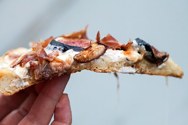 Fig and Prosciutto Pizza with Balsamic Drizzle | www.spachethespatula.com #recipe