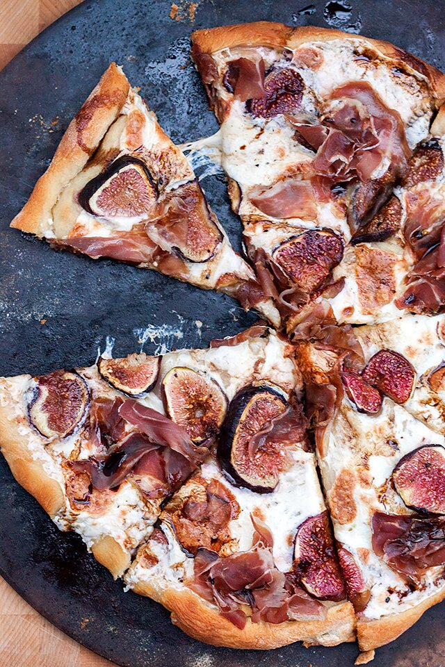 Fig and Prosciutto Pizza with Balsamic Drizzle | www.spachethespatula.com #recipe