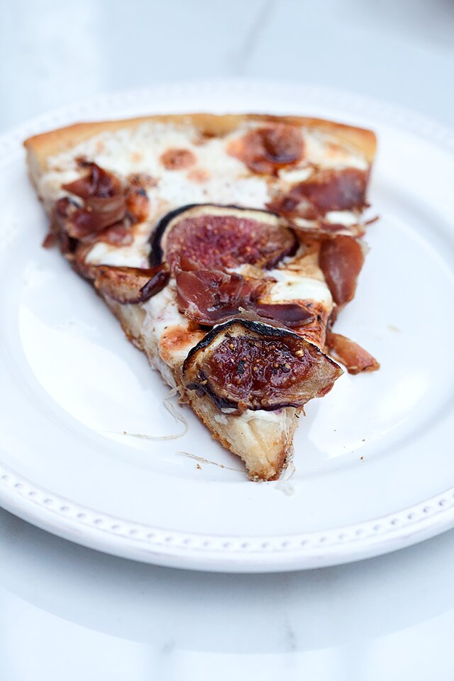 Fig and Prosciutto Pizza with Balsamic Drizzle | www.spachethespatula.com #recipe