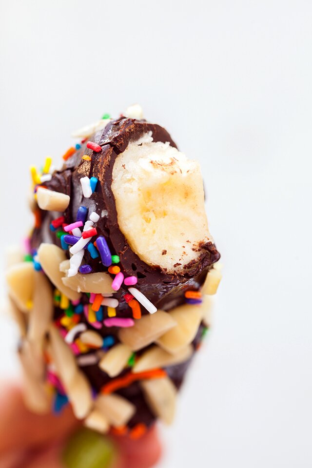 Frozen Chocolate-Covered Banana Pops | www.spachethespatula.com #recipe