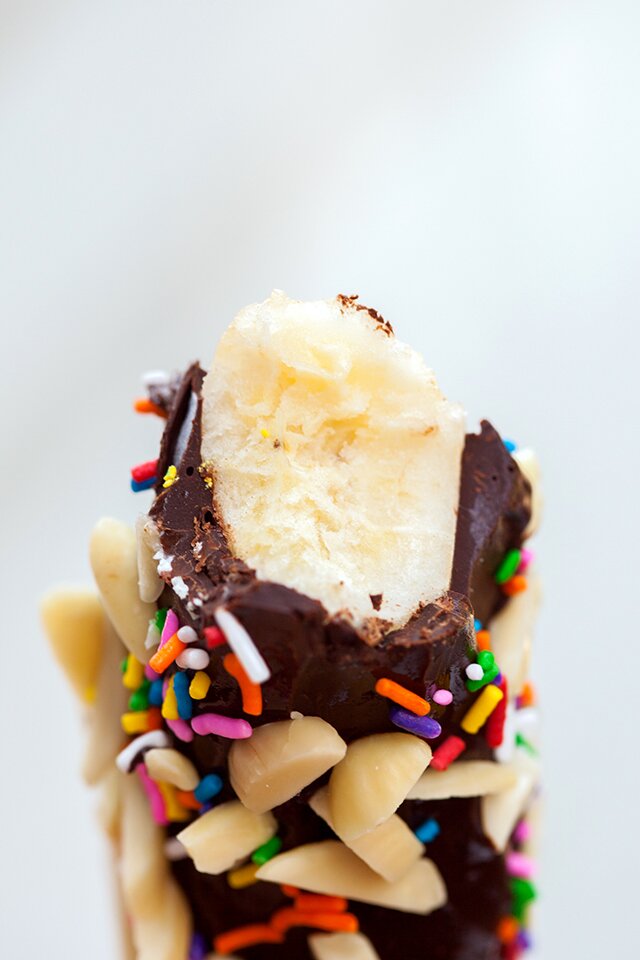 Frozen Chocolate-Covered Banana Pops | www.spachethespatula.com #recipe