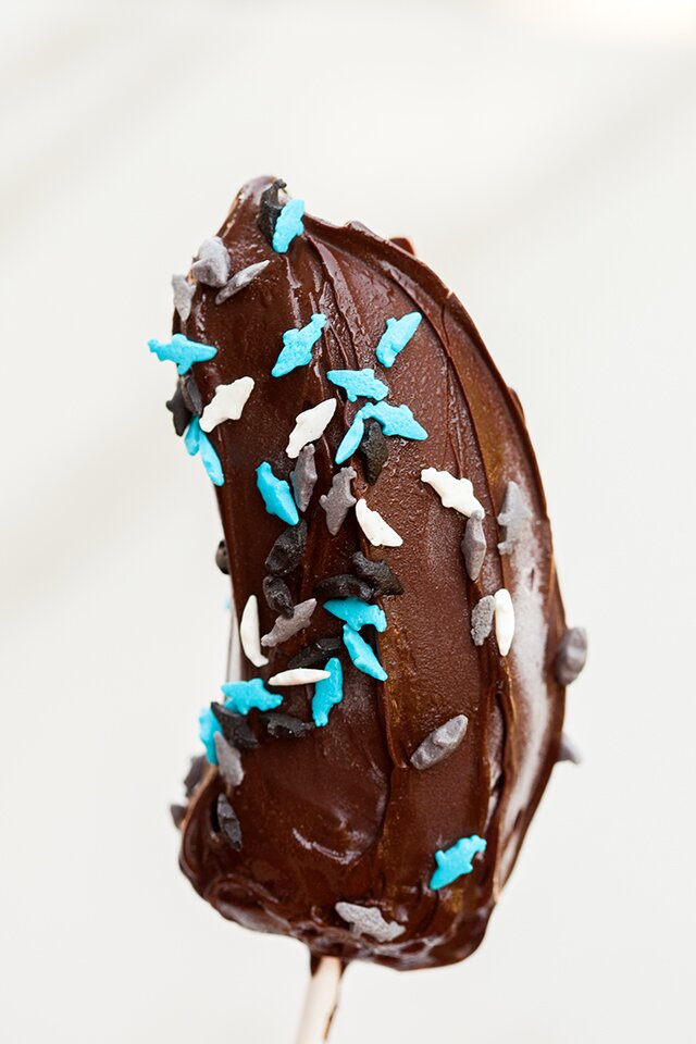Frozen Chocolate-Covered Banana Pops | www.spachethespatula.com #recipe