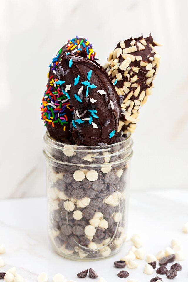 Frozen Chocolate-Covered Banana Pops | www.spachethespatula.com #recipe