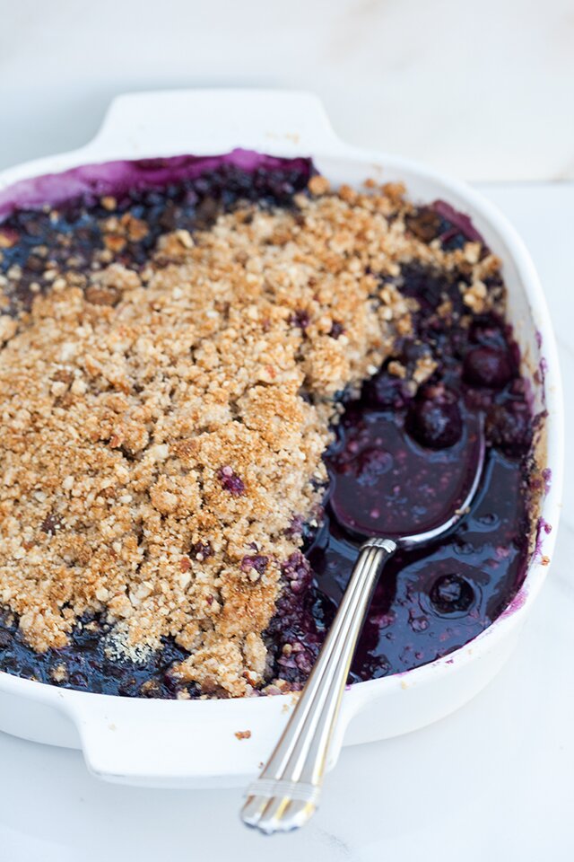 Maple Blueberry Crisp with Cinnamon-Almond Topping | www.spachethespatula.com #recipe