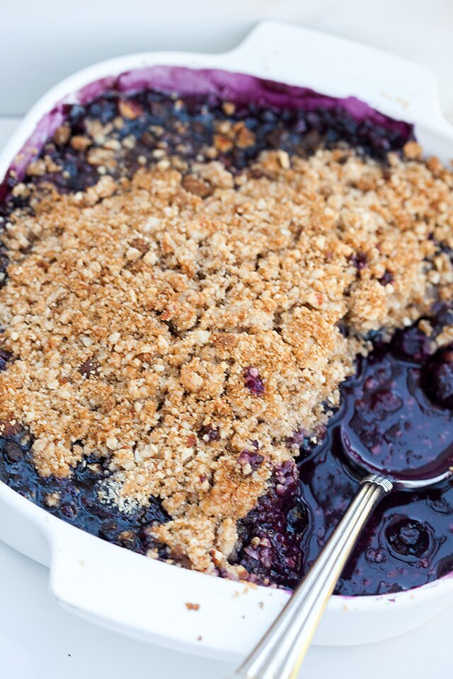 Maple Blueberry Crisp with Cinnamon-Almond Topping | www.spachethespatula.com #recipe