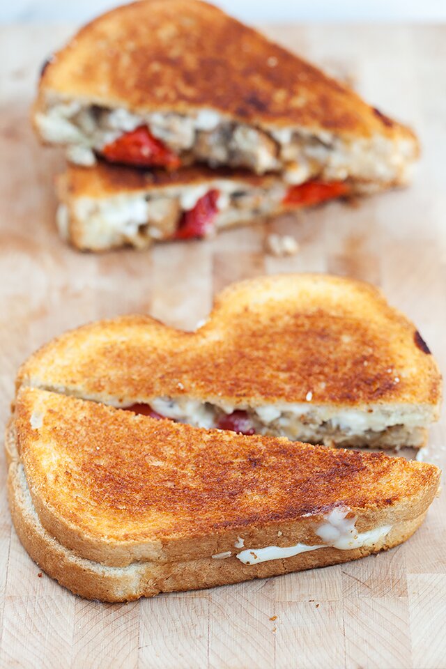 Rosemary Chicken Sausage, Peppadew Pepper, and Goat Gouda Grilled Cheese | www.spachethespatula.com #recipe