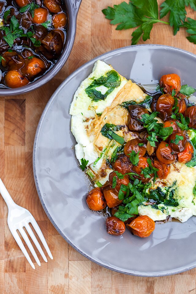 Spinach and Feta Egg White Omelette with Roasted Tomatoes | www.spachethespatula.com #recipe