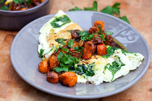 Spinach and Feta Egg White Omelette with Roasted Tomatoes | www.spachethespatula.com #recipe