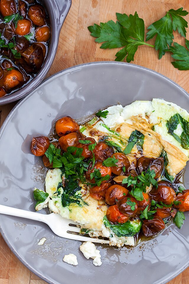 Spinach and Feta Egg White Omelette with Roasted Tomatoes | www.spachethespatula.com #recipe