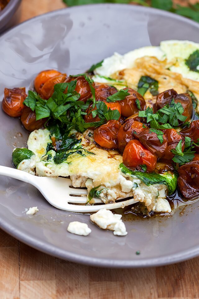 Spinach and Feta Egg White Omelette with Roasted Tomatoes | www.spachethespatula.com #recipe