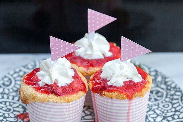 Smashing Strawberry Tres Leches Cupcakes | www.spachethespatula.com #recipe