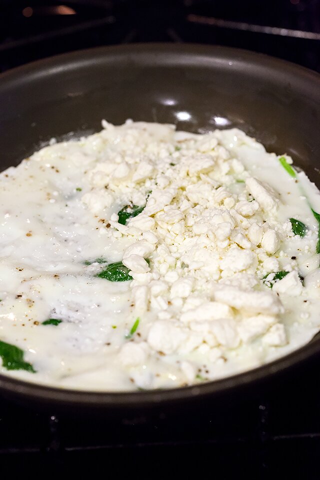 Spinach and Feta Egg White Omelette with Roasted Tomatoes | www.spachethespatula.com #recipe