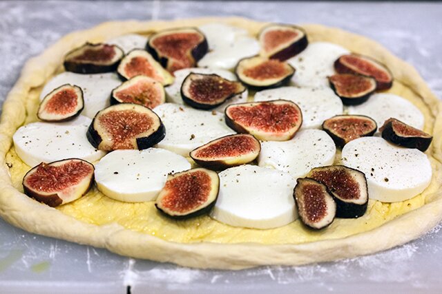 Fig and Prosciutto Pizza with Balsamic Drizzle | www.spachethespatula.com #recipe