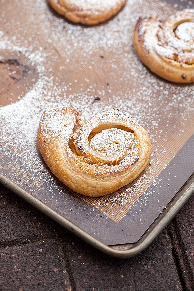 Spiced Pumpkin and Cream Cheese Puff Pastry Spirals | www.spachethespatula.com #recipe