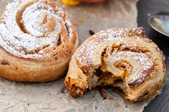 Spiced Pumpkin and Cream Cheese Puff Pastry Spirals | www.spachethespatula.com #recipe