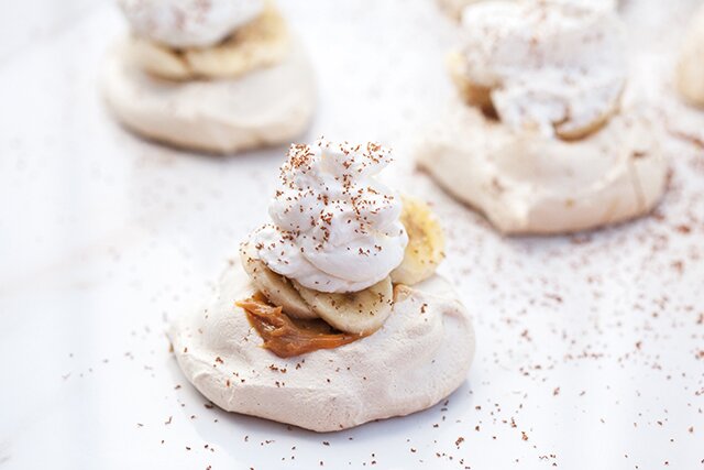 Mini Banoffee Pavlovas | www.spachethespatula.com #recipe